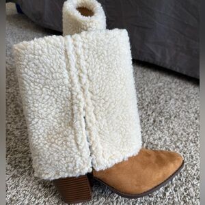 NWOB Soda Cozy Cream and Tan Women's Boots